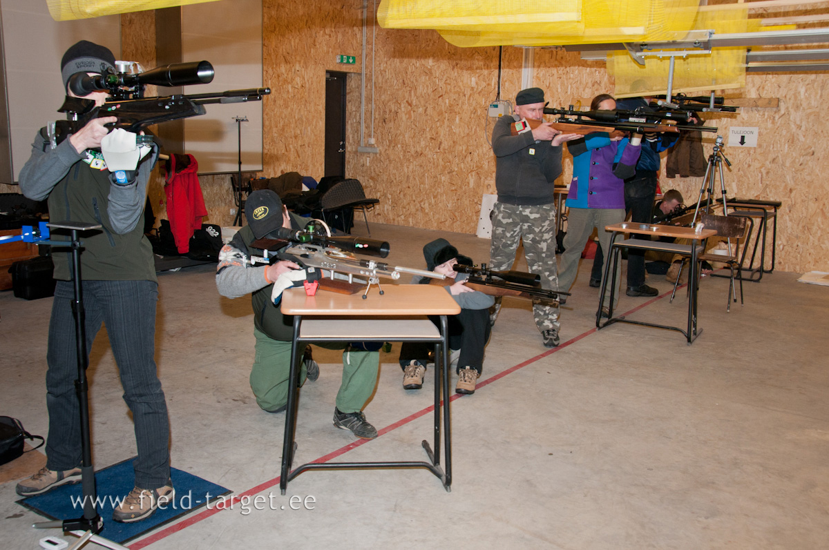 Teise vahetuse laskurid laskurid tulejoonel varustust testimas.